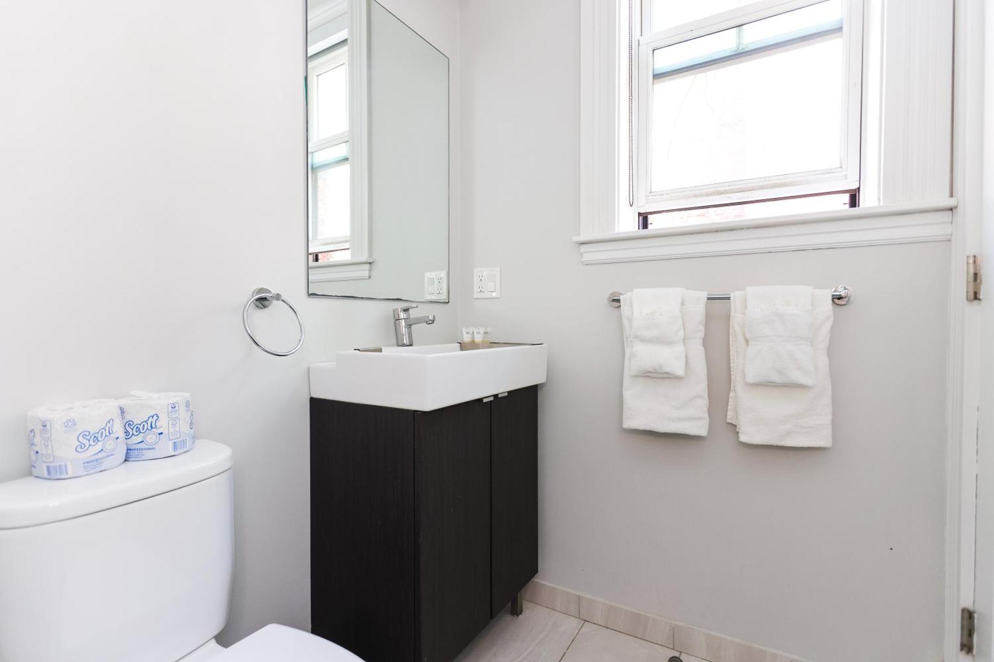 A Stylish Stay W/ A Queen Bed, Heated Floors.. #26 브루클라인 외부 사진
